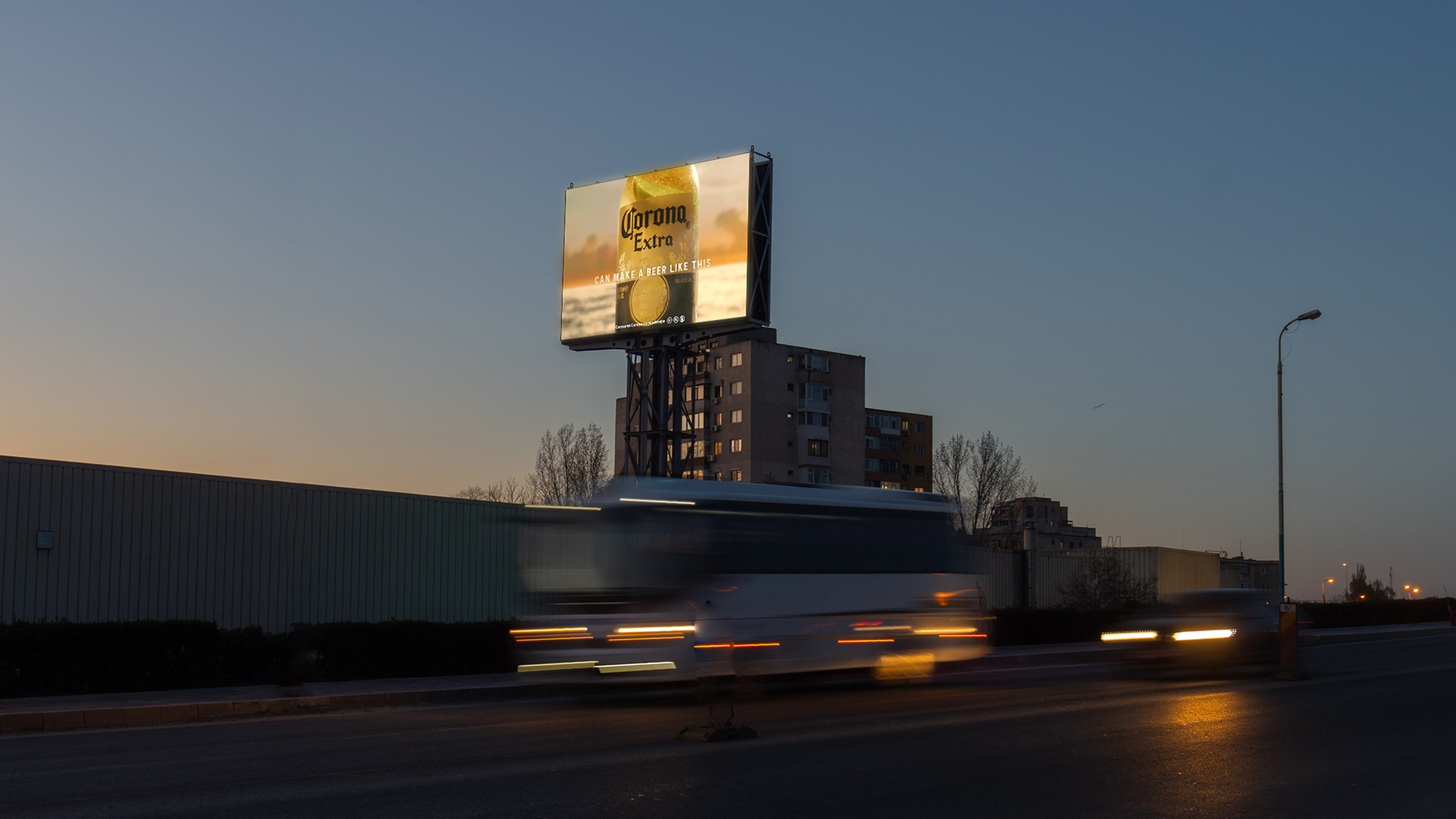 Campanie publicitate Corona pe panou stradal digital Doraly in Constanta, poziționat pe artera principală de intrare în oraș, acoperind traficul local și tranzitoriu pe șoseaua Mangaliei. Obține vizibilitate maximă și captează un flux constant de călători într-o zonă intens tranzitată din Constanța, cu posibilitatea de a personaliza mesajul pentru diferite perioade ale zilei și condiții meteorologice